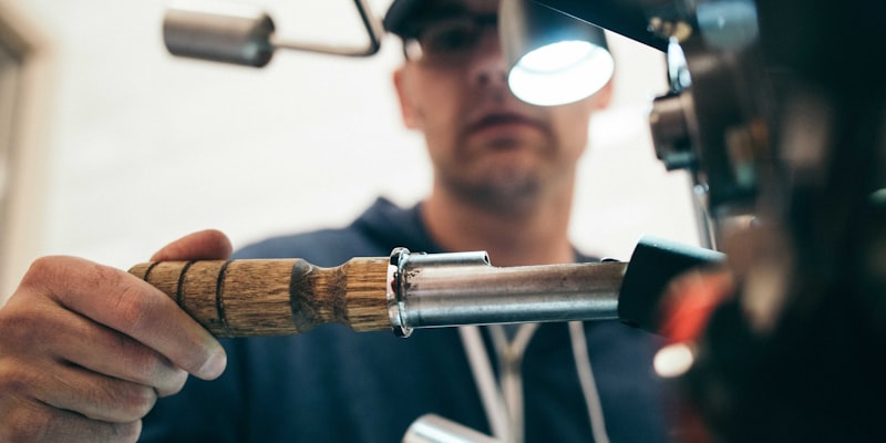 户外跑步者在城市公园中使用AYX智能穿戴设备